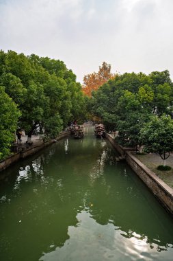 Şangay, Çin - 7 Aralık 2024 Çin geleneksel turizm teknesi Zhujiajiao Old Town, Çin Venedik kanalı.