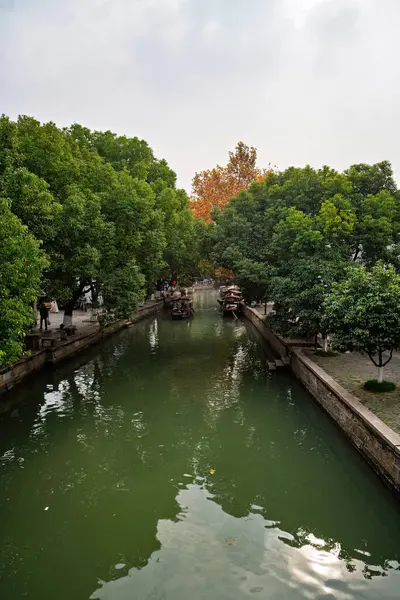 Şangay, Çin - 7 Aralık 2024 Çin geleneksel turizm teknesi Zhujiajiao Old Town, Çin Venedik kanalı.