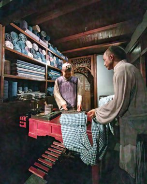 Şangay, Çin - 8 Aralık 2024 Mannequin Qing dinasty sırasında eski bir klasik terzinin sergisi.