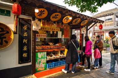 Şangay, Çin - 7 Aralık 2024 Tational food Zhujiajiao Old Town 'daki dükkanda satılıyor.