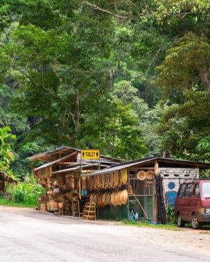 Bir dükkanda satılık doğal malzemelerden el yapımı el sanatları satan bir tezgah..
