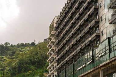 Cameron Highlands, Malezya - 15 Şubat 2022 Tanah Rata kasabasında sömürge mimarisi olan dükkan.