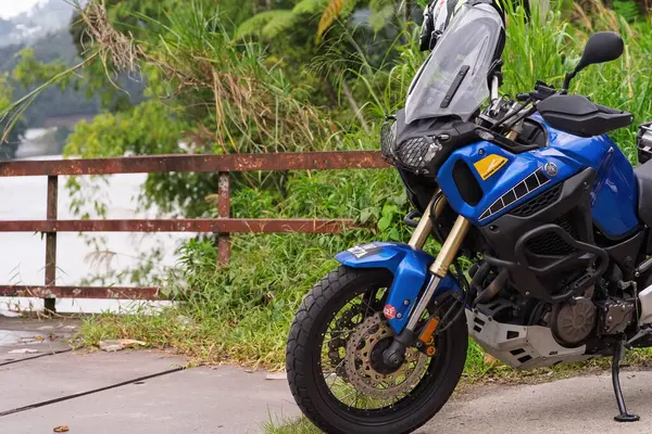 Cameron Highlands, Malezya - Bölüm 15, 2022 Super Tenere 1200, Yamaha motosikleti güneşli bir günde otoparkta.