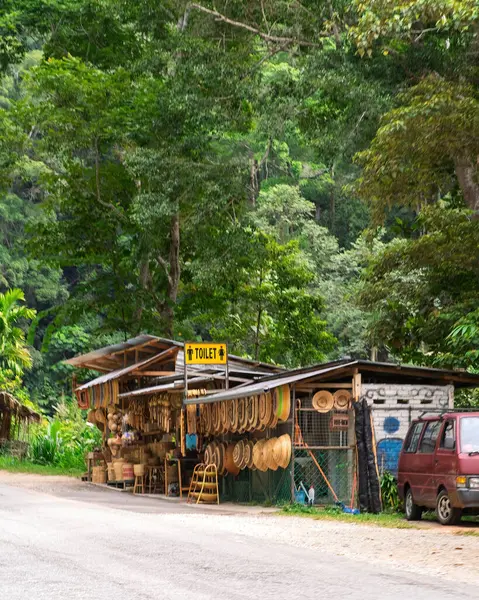Bir dükkanda satılık doğal malzemelerden el yapımı el sanatları satan bir tezgah..