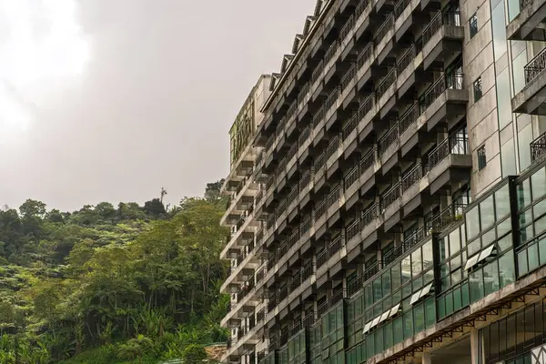 Cameron Highlands, Malezya - 15 Şubat 2022 Tanah Rata kasabasında sömürge mimarisi olan dükkan.