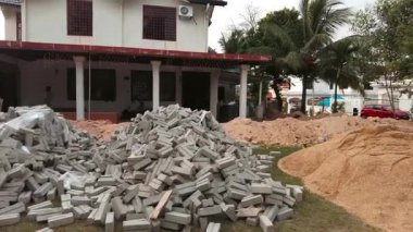 Bangi, Malezya - 19 Ekim 2023: Beton taşlar yenilenen bir eve yığılıyor