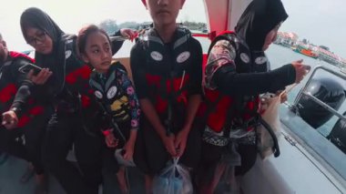 Terengganu, Malezya - 2 Temmuz 2025: Aile can yelekleriyle Pulau Kapas 'a gitmeye hazır