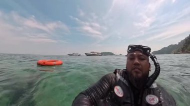 Güneşli gökyüzünün altında yüzen bir adam