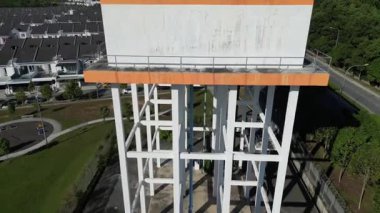 Sendayan, Malezya - 17 Mayıs 2025: Yüksek açılı su tankı görünümü