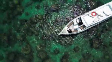 Terengganu, Malezya - 20 Temmuz 2025 Pulau Kapas 'taki zümrüt denizde dönen tekne manzarası