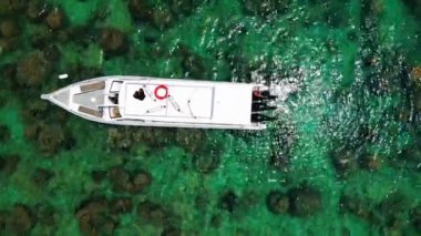 Terengganu, Malezya - 20 Temmuz 2025: Malezya 'nın Pulau Kapas kentindeki teknedeki Müslüman bir ailenin genel görünümü