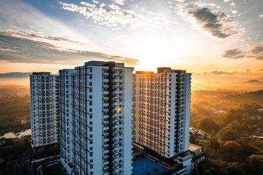 Bandar Seri Putra, Malezya 'daki apartman dairesi yakınlarındaki altın gün doğumu hava manzarası.