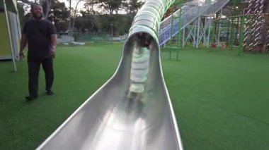 Islak Dünya Peda 'da uzun bir kayaktan inen genç çocuk.