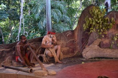 Avustralyalı yerli halk Didgeridoo 'da ulusal müzik çalıyor