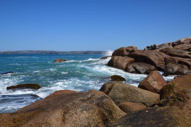 Dalgalar ve kayalarla güzel okyanus manzarası, Avustralya