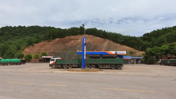 Petrolimex Benzinkút Vietnamban Teherautók Egy Erdős Hegyi Úton Kiváló Minőségű — Stock videók