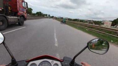 POV Vietnam 'da motosiklet sürüyordu. Bir nakliye aracını geçiyor. Yüksek kaliteli FullHD görüntüler