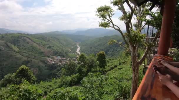 Dağlarda Inanılmaz Manzaralı Bir Kafe Nsanlar Manzaraya Bakmak Yerine Telefon — Stok video