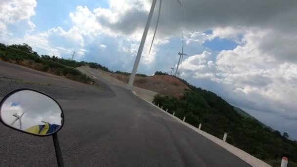Pov Przejeżdżający Motocykl Obok Turbiny Wiatrowej Wysokiej Jakości Materiał Filmowy — Wideo stockowe