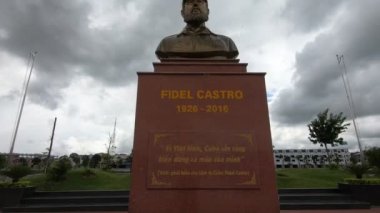 Dong Ha Vietnam 'daki bir parkta Fidel Castro anıtı. Yüksek kaliteli FullHD görüntüler
