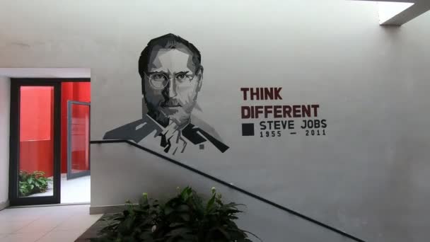 Πορτρέτο Του Steve Jobs Ένα Εκπαιδευτικό Ίδρυμα Υψηλής Ποιότητας Υλικό — Αρχείο Βίντεο