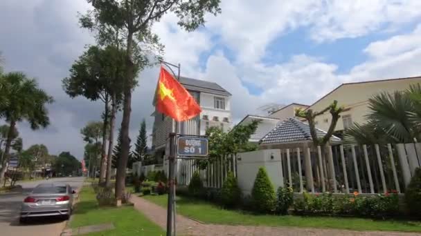 Βιετναμέζικη Σημαία Μια Νέα Σύγχρονη Γειτονιά Στην Περιοχή Cai Rang — Αρχείο Βίντεο