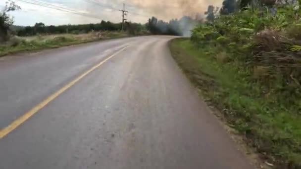 Пов Мотоцикле Дороге Через Лесной Пожар Высококачественные Кадры — стоковое видео