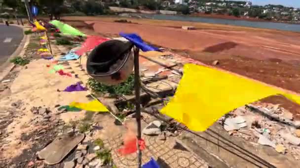 Casco Está Colgado Una Valla Con Banderas Colores Junto Carretera — Vídeo de stock