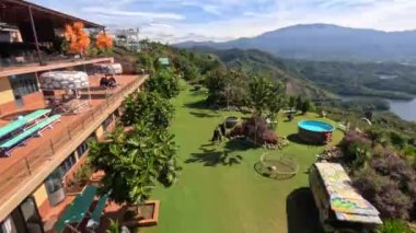 Muhteşem dağ manzaralı teras Ta Dung, Dak Nong, Vietnam. Yüzme havuzu, portakal yaprakları. Yüksek kalite 4k görüntü