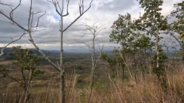Chu Bluk yanardağının tepesinden bulutlu uzun mesafeli düz arazi manzarası. Yüksek kalite 4k görüntü