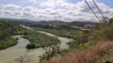 Dağ nehri iki nehre ayrılır. Yukarıdan bak. Gökyüzündeki bulutlar. Dak Lak vilayeti, Vietnam. Yüksek kalite 4k görüntü