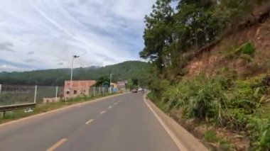 Yeşil dağ bölgesinde araba sürüyorum. Bakış açısı. Güneşli bir gün. Lam Dong bölgesi, Vietnam. Yüksek kalite 4k görüntü