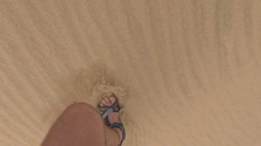 Kum tepesine tırmanıyorum. Ayaklar sandalette. Phan Rang, Ninh Thuan, Vietnam. Yüksek kalite 4k görüntü