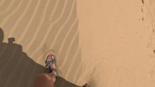 砂の砂丘の上を歩く サンダルで足 ファンラン ニントゥアン ベトナム 高品質4K映像 — ストック動画