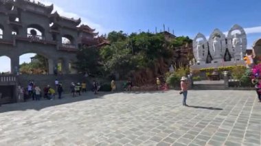 Tepenin tepesinde bir Budist tapınağı. Çok rüzgarlı bir gün. Phan Rang, Vietnam. Yüksek kalite 4k görüntü