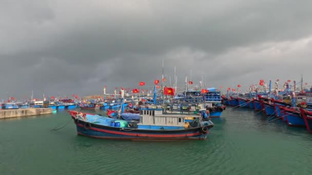 Massor Båtar Med Vietnamesiska Flaggor Mycket Blåsig Dag Molnigt Väder — Stockvideo