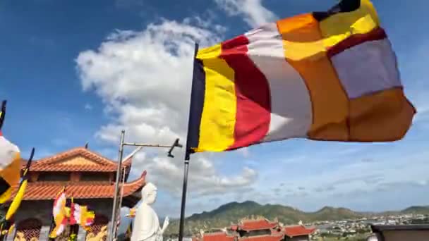 Boeddhistische Vlag Een Tempel Zwaait Een Sterke Wind Hoge Kwaliteit — Stockvideo