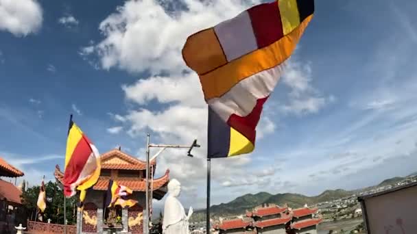 Cámara Lenta Bandera Budista Templo Ondea Sobre Fuerte Viento Imágenes — Vídeos de Stock