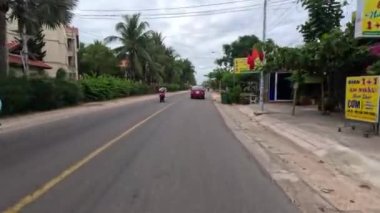 Bir motorcu motosiklet sürüyor ve tropikal bir tatil köyünde kendini filme çekiyor. Yüksek kalite 4k görüntü