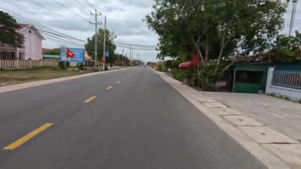 Montón Banderas Vietnamitas Largo Carretera Una Pequeña Ciudad Pov Conduciendo — Vídeo de stock