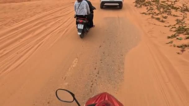 Asfalterad Väg Täckt Sand Motorcyklar Och Bilar Försöker Passera Högkvalitativ — Stockvideo