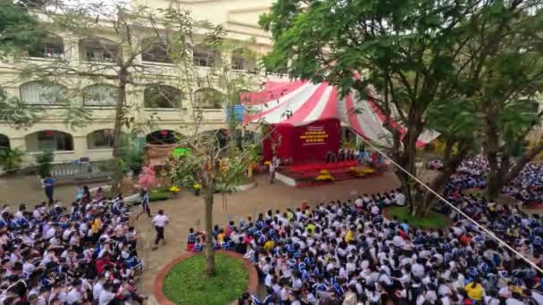 小学生们在一个校园里排起了队 越南Can Tho Mcdinh Chi小学 高质量的4K镜头 — 图库视频影像