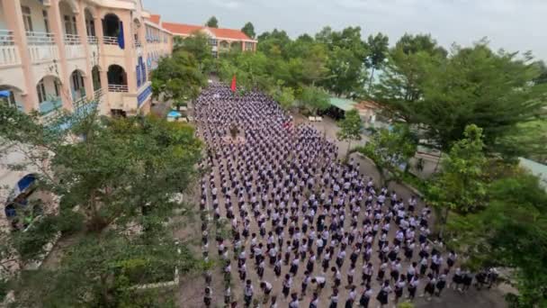 小学生们在一个校园里排起了队 越南Can Tho Binh Thuy小学 高质量的4K镜头 — 图库视频影像