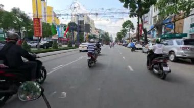 Can Tho şehir merkezinin caddelerinde POV motosiklet trafiği. Vietnam. Mekong Deltası. Yüksek kalite 4k görüntü