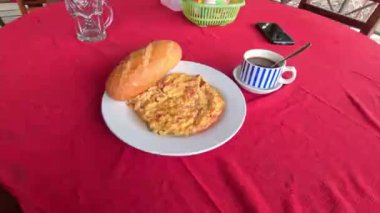 Otel / hostel 'de sunulan basit bir Vietnam kahvaltısı. Taze ekmek ve bir fincan sıcak kahve ile omlet. Yüksek kalite 4k görüntü