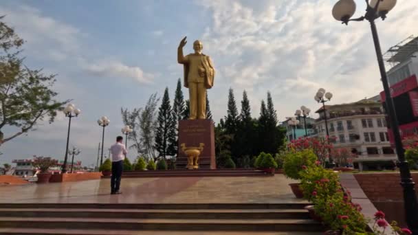 Вьетнамцы Молятся Дяде Мину Отцу Коммунистическому Лидеру Нации Центре Города — стоковое видео