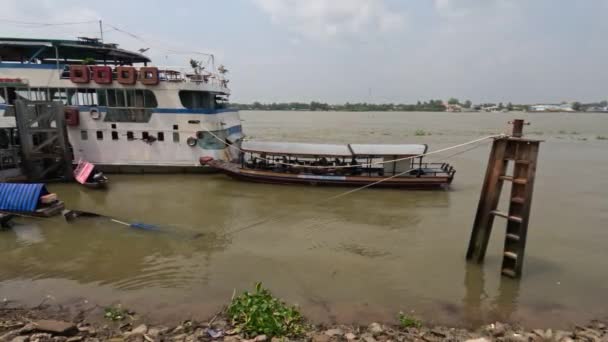 メコン デルタ 大きな汚れた川の上に人々と小さなフェリー ベトナムのヴィンロン省 旅客サービス 高品質4K映像 — ストック動画