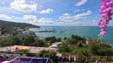 Mor çiçekli bir tepedeki bir kafeden tropikal bir adada deniz manzarası. Lai Son, Vietnam. Yüksek kalite 4k görüntü