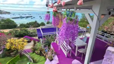 Mor çiçekli bir tepedeki bir kafeden tropikal bir adada deniz manzarası. Lai Son, Vietnam. Yüksek kalite 4k görüntü