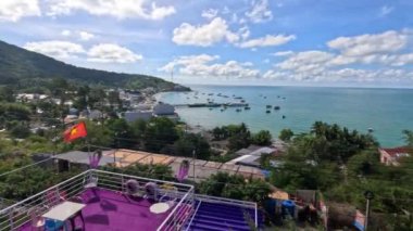 Mor çiçekli bir tepedeki bir kafeden tropikal bir adada deniz manzarası. Lai Son, Vietnam. Yüksek kalite 4k görüntü